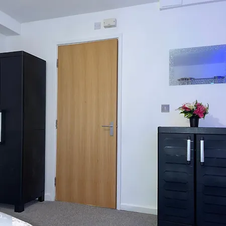 Elegant 1-br Flat With Free Private Parking, Kitchen & Wi-fi