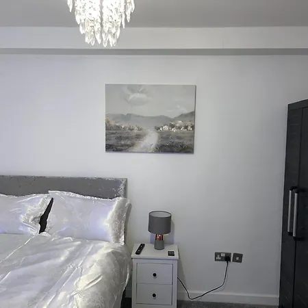 Elegant 1-br Flat With Free Private Parking, Kitchen & Wi-fi Apartment