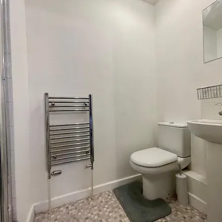 Elegant 1-br Flat With Free Private Parking, Kitchen & Wi-fi Apartment