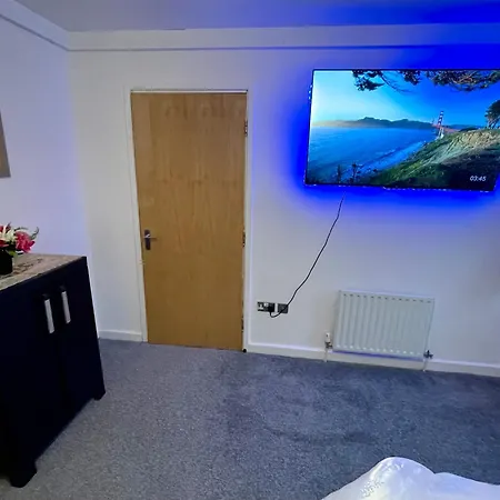 Elegant 1-br Flat With Free Private Parking, Kitchen & Wi-fi