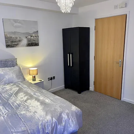 Elegant 1-br Flat With Free Private Parking, Kitchen & Wi-fi