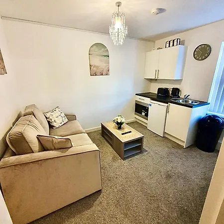 Apartment Elegant 1-br Flat With Free Private Parking, Kitchen & Wi-fi
