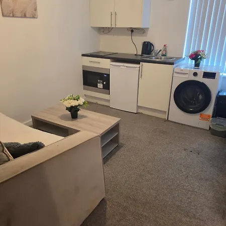 Elegant 1-br Flat With Free Private Parking, Kitchen & Wi-fi